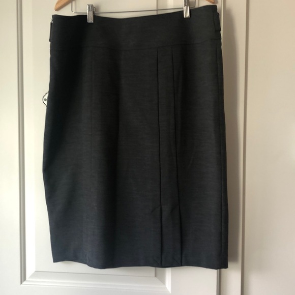 Size 16 Three piece grey suit w/ beautiful details - Picture 5 of 8